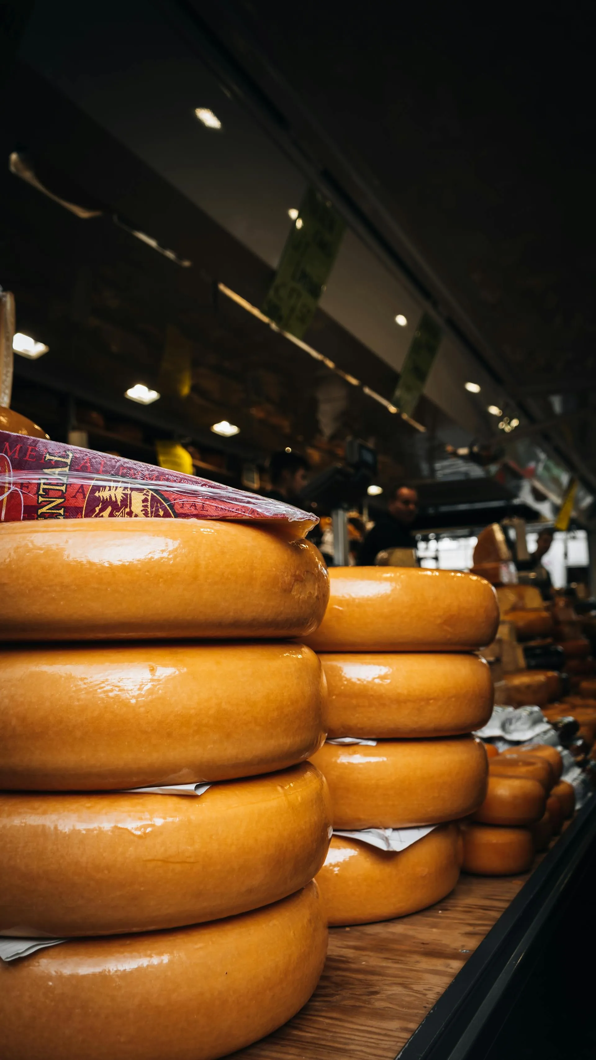 Ruedas de queso artesanal en estantería